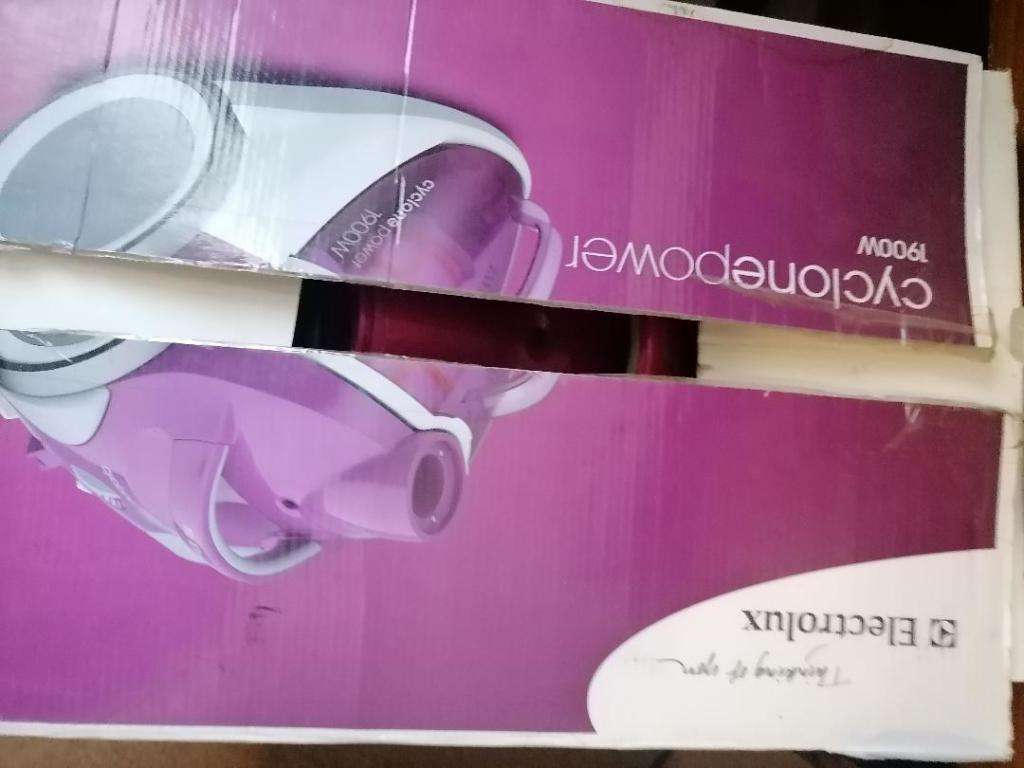 ELECTROLUX CYCLONE POWER 1900 VACUUM IN BOX WITH ATTACHMENTS.WORKING