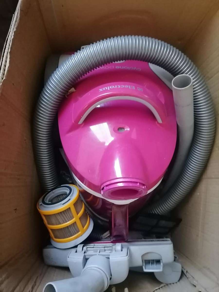 ELECTROLUX CYCLONE POWER 1900 VACUUM IN BOX WITH ATTACHMENTS.WORKING