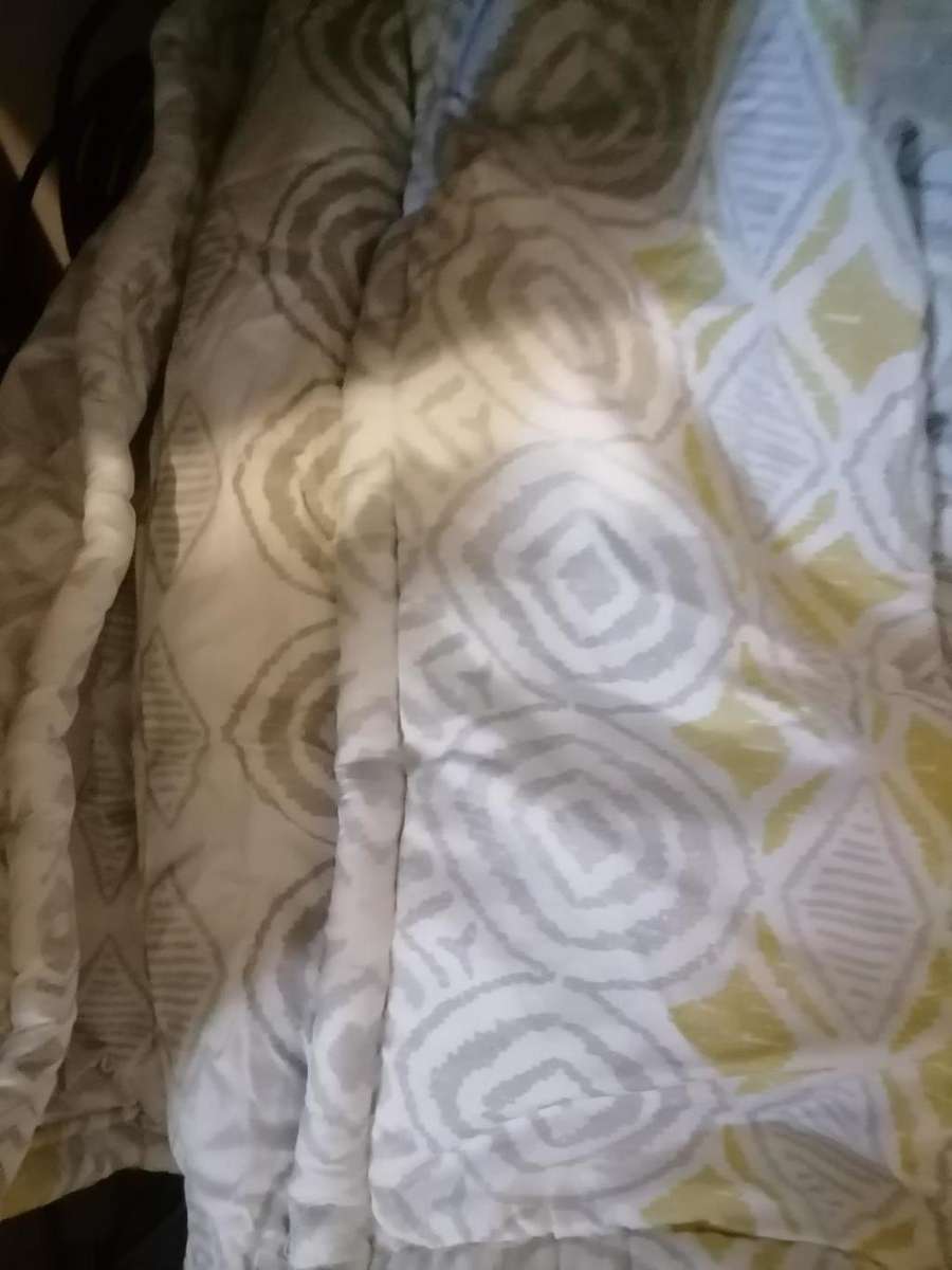 *WEEKEND SPECIAL*LOT OF 4 X DUVET/COMFORTERS. ONE BID FOR THE LOT**