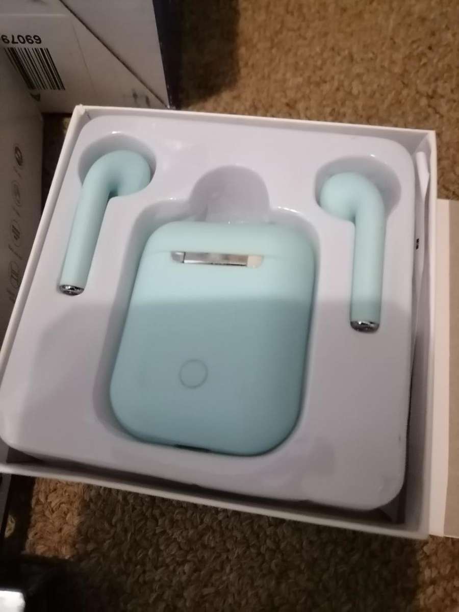 BULK LOT OF ELECTRONNICS*LED SPEAKER LIGHT,SMART WATCH,AIRPODS,SERFIE STICK ECT*ONE BID FOR LOT*