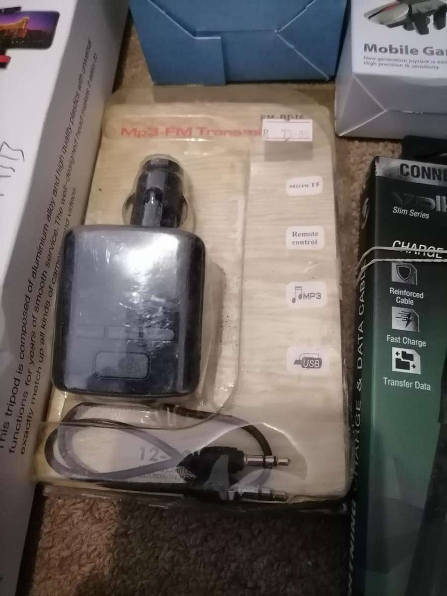 BULK LOT OF ELECTRONNICS*LED SPEAKER LIGHT,SMART WATCH,AIRPODS,SERFIE STICK ECT*ONE BID FOR LOT*