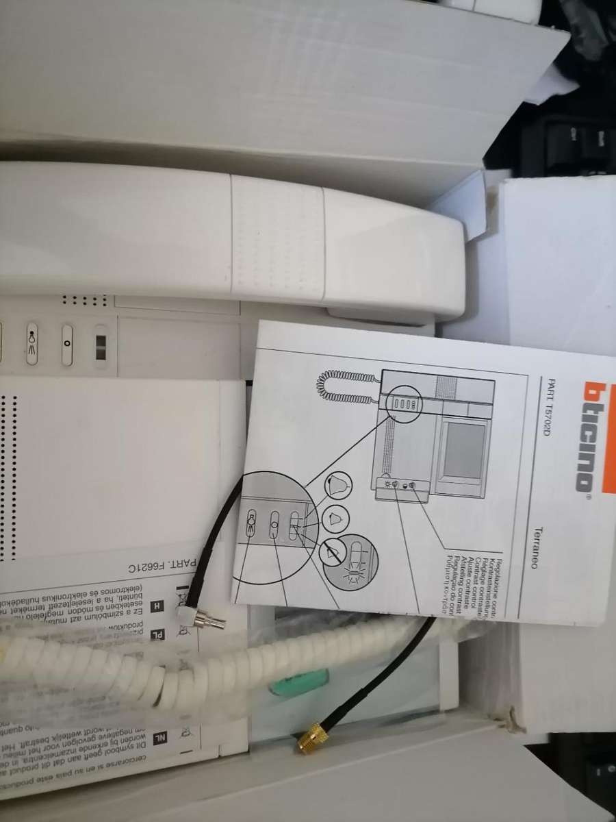 BTICINO 334122 VIDEO PIVOT COLOUR ANALOGUE INTERCOM SYSTEM IN BOX