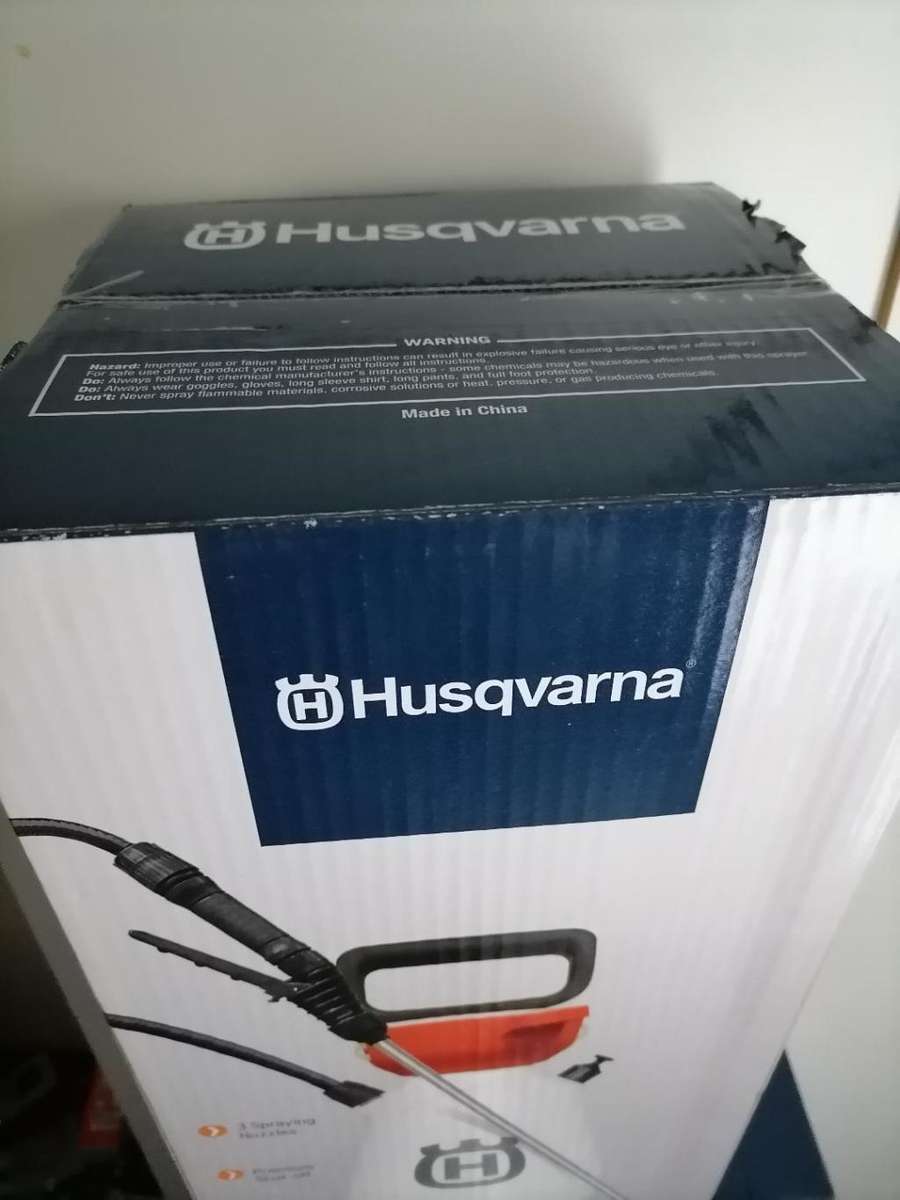 BRAND NEW HUSQVARNA PROFESSIONAL  8L PROFESSIONAL SPRAYER IN SEALED BOX*R1000 RETAIL*