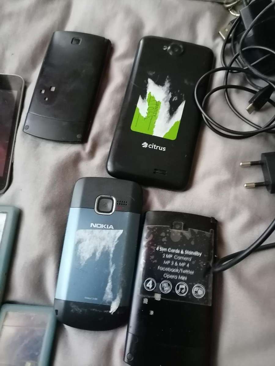 *LIQUIDATION ITEM*BULK LOT OF UNTESTED CELL PHONES,MP3 PLAYERS ETC*ONE BID FOR THE LOT*