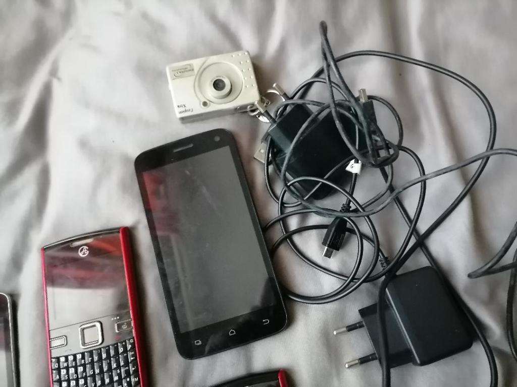 *LIQUIDATION ITEM*BULK LOT OF UNTESTED CELL PHONES,MP3 PLAYERS ETC*ONE BID FOR THE LOT*