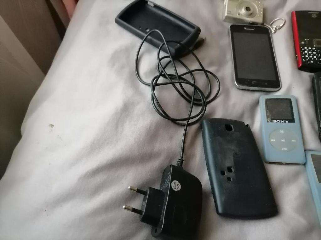 *LIQUIDATION ITEM*BULK LOT OF UNTESTED CELL PHONES,MP3 PLAYERS ETC*ONE BID FOR THE LOT*