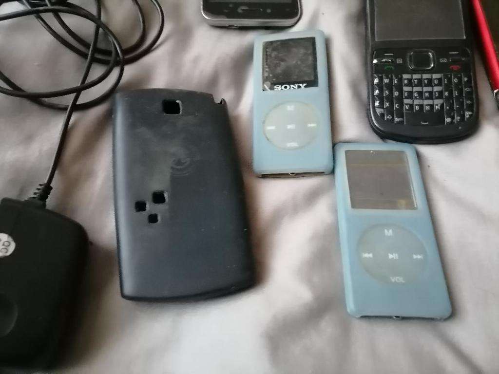 *LIQUIDATION ITEM*BULK LOT OF UNTESTED CELL PHONES,MP3 PLAYERS ETC*ONE BID FOR THE LOT*