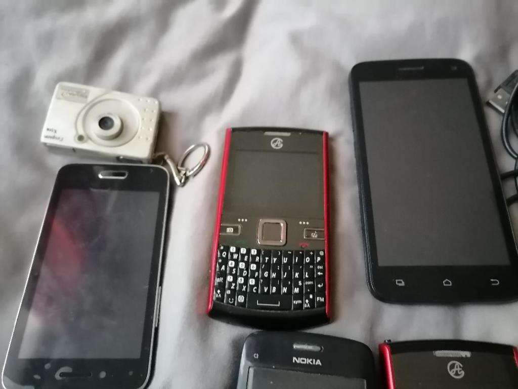 *LIQUIDATION ITEM*BULK LOT OF UNTESTED CELL PHONES,MP3 PLAYERS ETC*ONE BID FOR THE LOT*