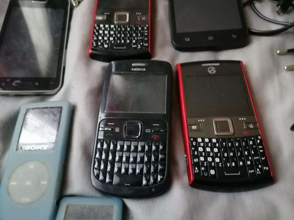 *LIQUIDATION ITEM*BULK LOT OF UNTESTED CELL PHONES,MP3 PLAYERS ETC*ONE BID FOR THE LOT*