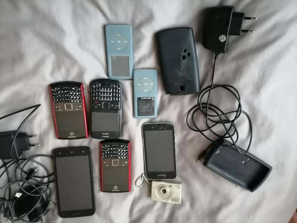 *LIQUIDATION ITEM*BULK LOT OF UNTESTED CELL PHONES,MP3 PLAYERS ETC*ONE BID FOR THE LOT*