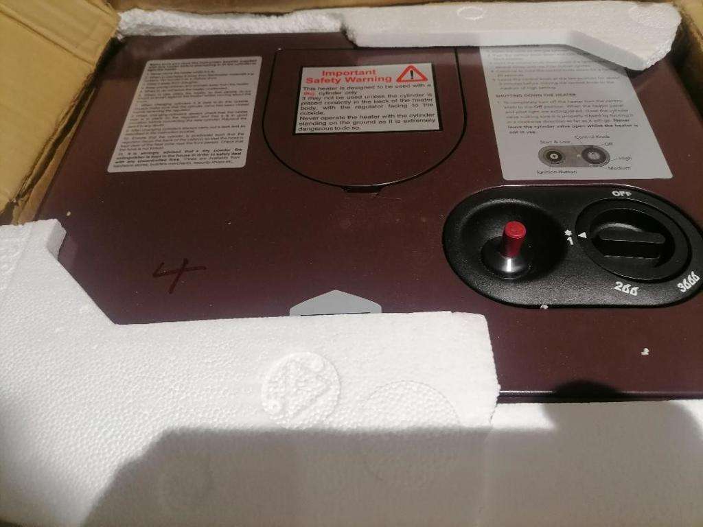 BRAND NEW ZOOLTRO FULL SIZE 3 PANNEL GAS HEATER IN BOX WITH REGULATOR