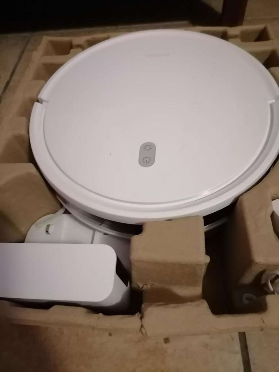 XIOMI E10 SMART ROBOT VAC/MOP WITH ATTACHMENTS,MOP PAD, CHARGING STATION