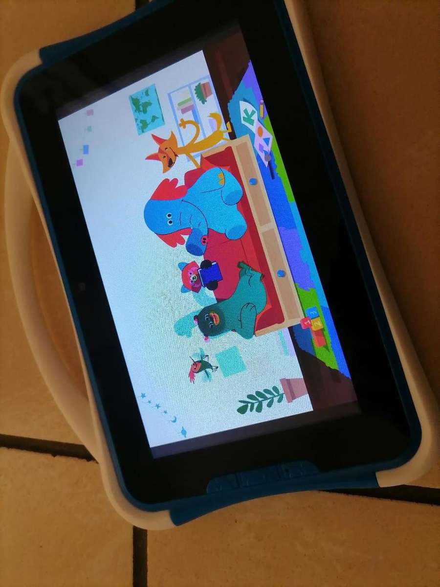 *TEENO SIM/WIFI 7 INCH TABLET LOADED WITH GAMES*