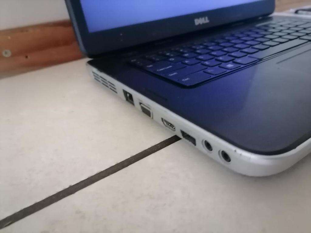 I3 DELL VOSTRO 2520 LAPTOP. POWERS ON , HARD DRIVE NOT READING