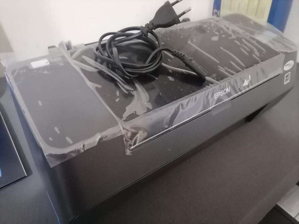 EPSON SYTLUS C91 COLOUR PRINTER, ITEM LOOKS NEW WITH PLASTIC ON, NOT TESTED