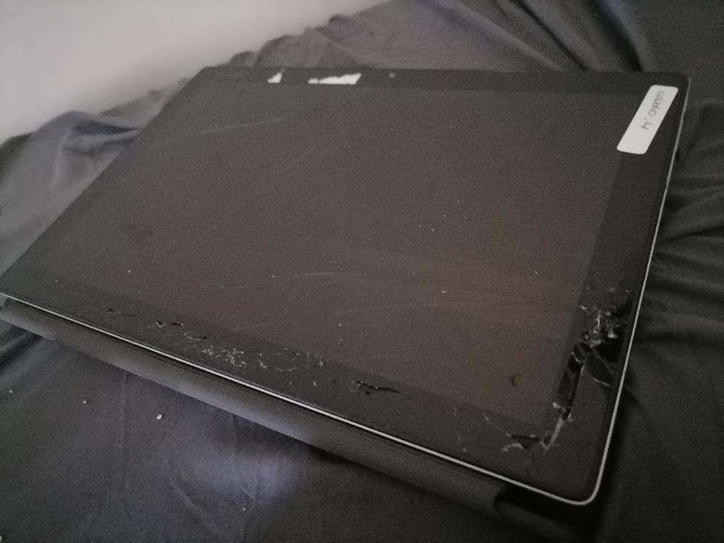 LENOVO MIIX520-121KB i7 8th GENERATION TABLET WITH KEYBOARD*CRACKED SCREEN*