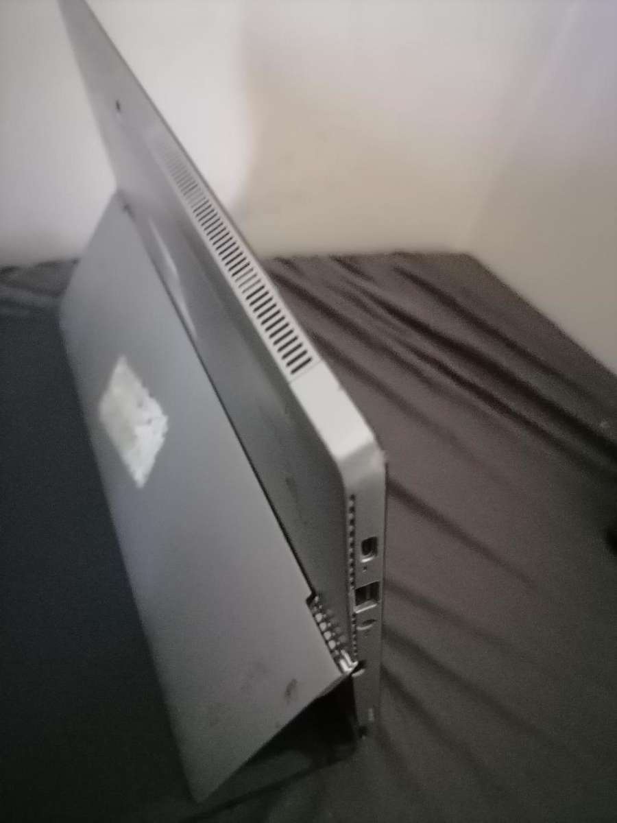 LENOVO MIIX520-121KB i7 8th GENERATION TABLET WITH KEYBOARD*CRACKED SCREEN*