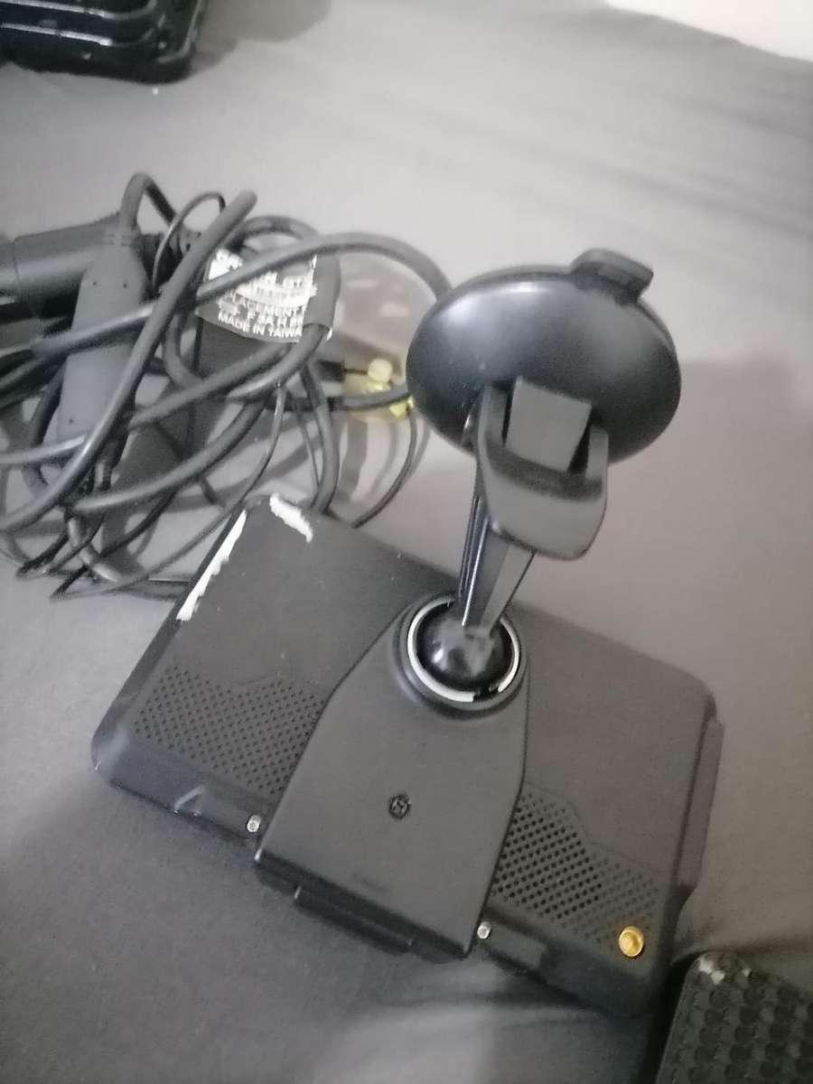 **LOT OF ELELCTRONICS*CELLPHONE,GARMIN GPS,POWER BANKS,EXTERNAL HARD DRIVE*ONE BID FOR LOT*