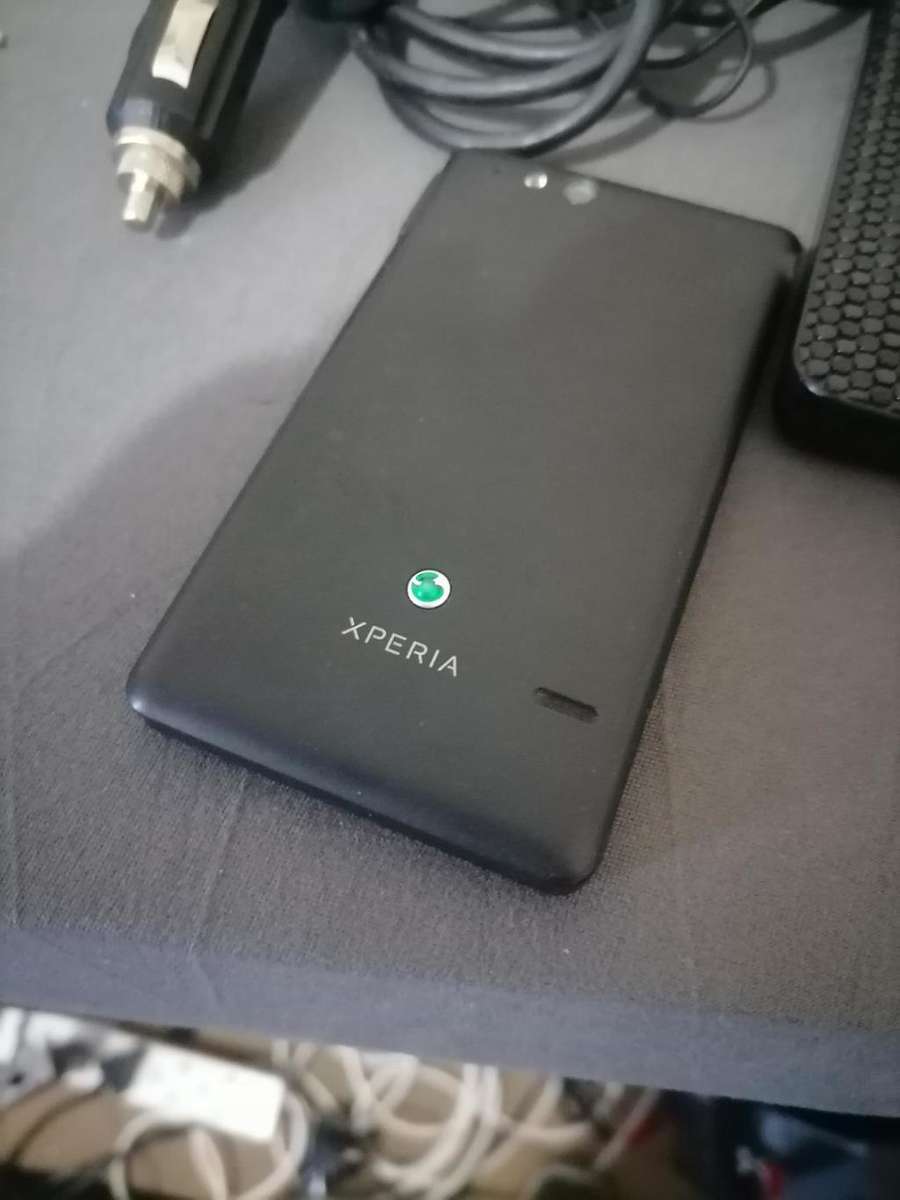 **LOT OF ELELCTRONICS*CELLPHONE,GARMIN GPS,POWER BANKS,EXTERNAL HARD DRIVE*ONE BID FOR LOT*