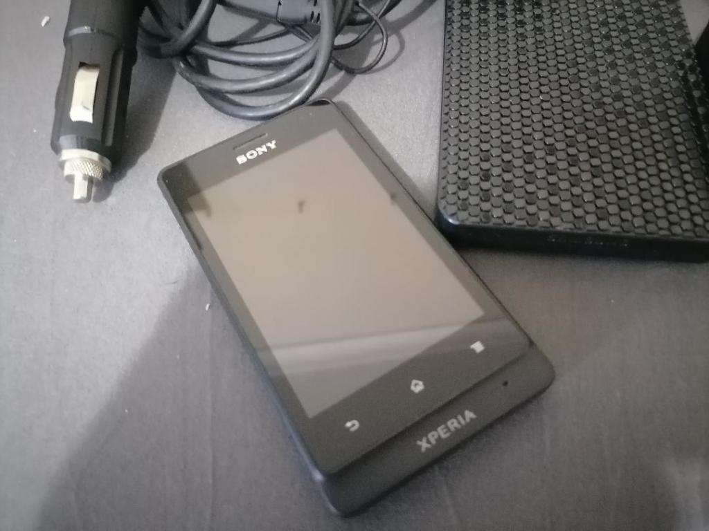 **LOT OF ELELCTRONICS*CELLPHONE,GARMIN GPS,POWER BANKS,EXTERNAL HARD DRIVE*ONE BID FOR LOT*