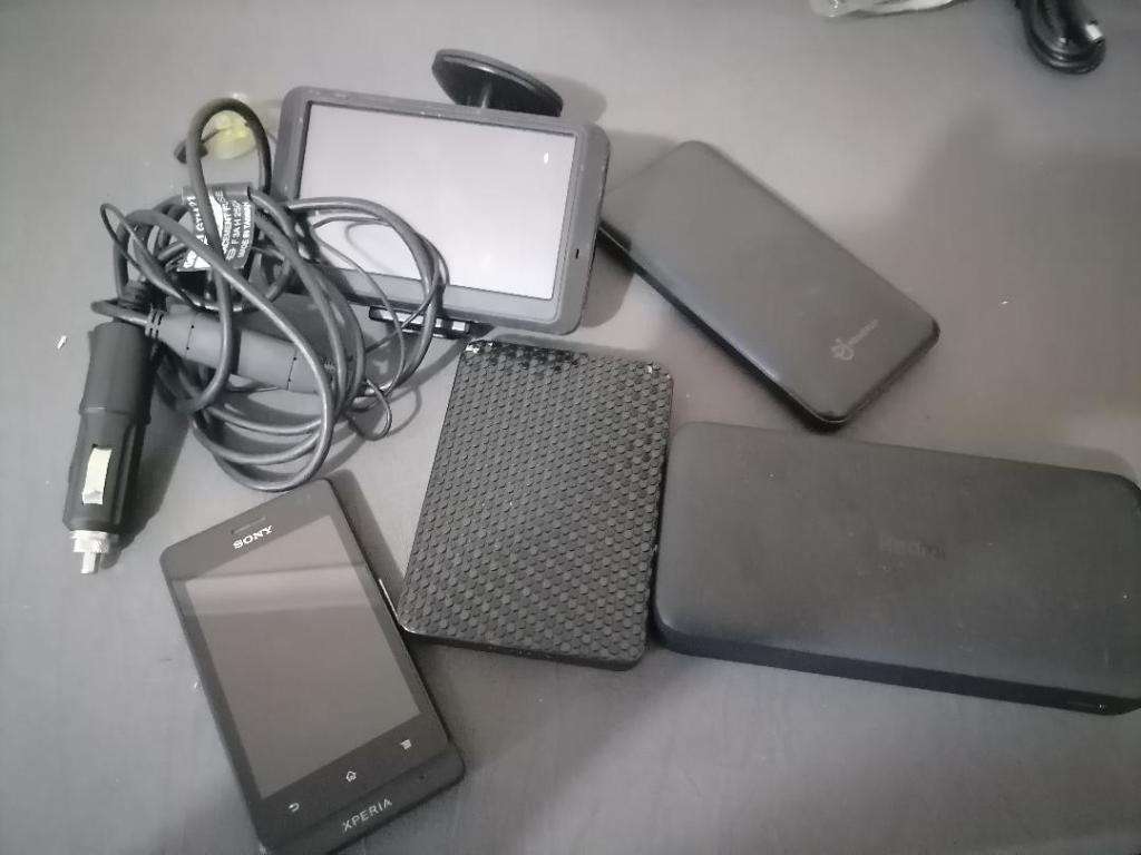 **LOT OF ELELCTRONICS*CELLPHONE,GARMIN GPS,POWER BANKS,EXTERNAL HARD DRIVE*ONE BID FOR LOT*