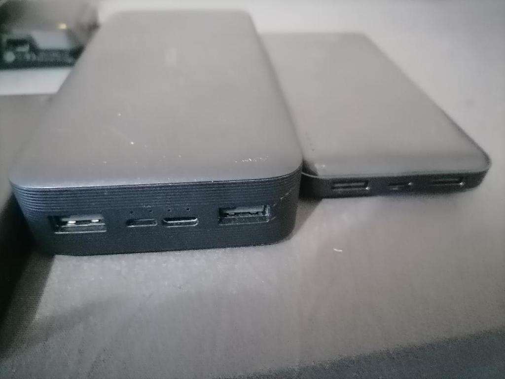 **LOT OF ELELCTRONICS*CELLPHONE,GARMIN GPS,POWER BANKS,EXTERNAL HARD DRIVE*ONE BID FOR LOT*