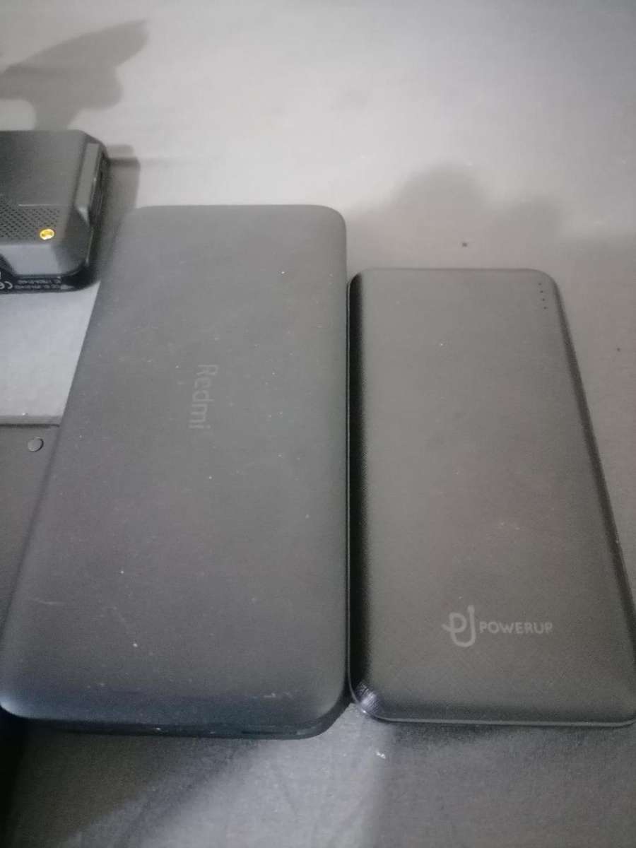 **LOT OF ELELCTRONICS*CELLPHONE,GARMIN GPS,POWER BANKS,EXTERNAL HARD DRIVE*ONE BID FOR LOT*