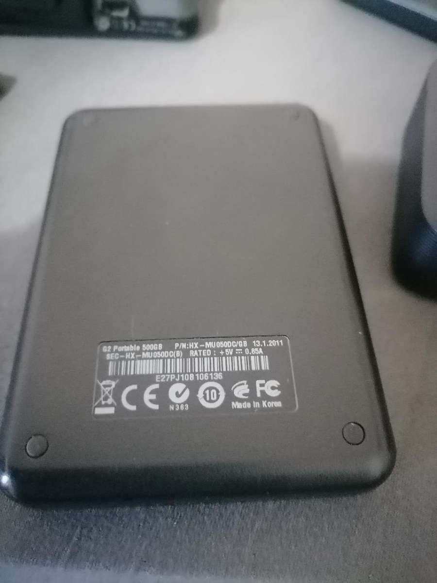 **LOT OF ELELCTRONICS*CELLPHONE,GARMIN GPS,POWER BANKS,EXTERNAL HARD DRIVE*ONE BID FOR LOT*