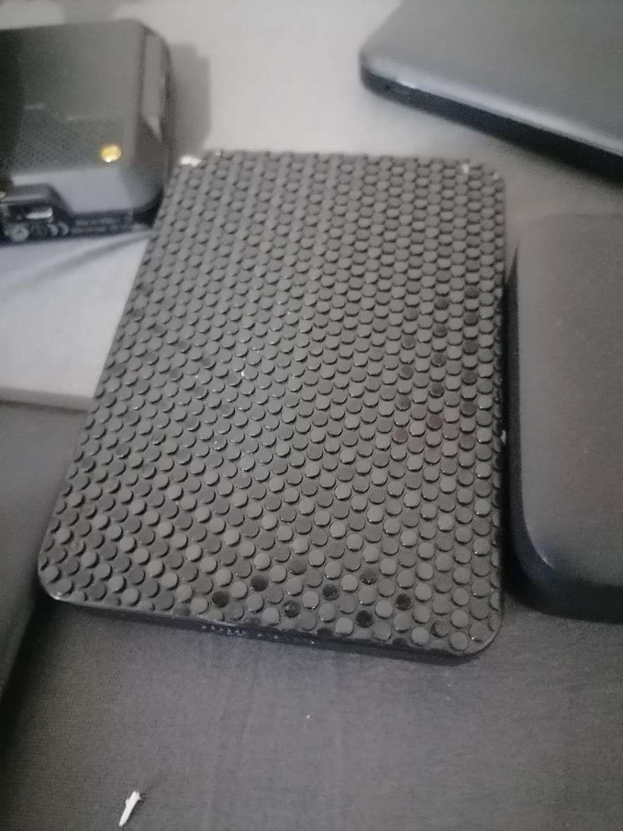 **LOT OF ELELCTRONICS*CELLPHONE,GARMIN GPS,POWER BANKS,EXTERNAL HARD DRIVE*ONE BID FOR LOT*