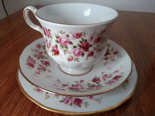 QUEEN ANNE TRIO "CASCADE ROSES"