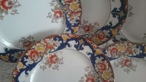 5 VICTORIAN DINNER PLATES