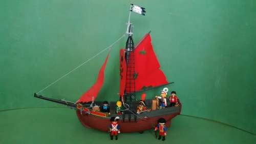 Playmobil Pirate Ship Includes 7 Figures As Per Pics