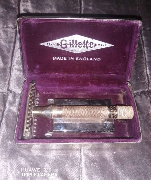 Vintage Gillette Safety Razor In Original Steel Case Made In England In Very Good Condition