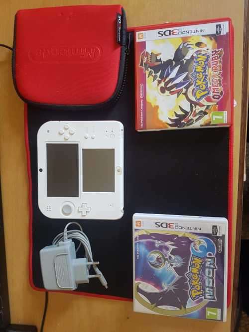 Nintendo 2DS + Pouch + 2 Games