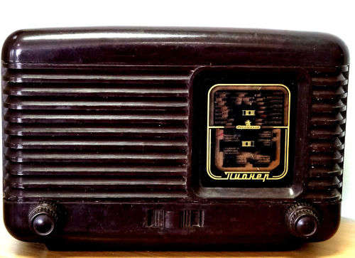 Bulgarien vintage radio PIONEER 50,s old tube lamp antique bakelite as phIlips.IN WORKING CONDITION