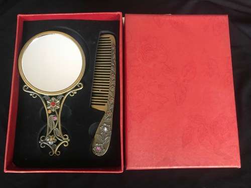 HAND MIRROR AND COMB SET IN GIFT BOX -  ( Custom Jewellery )  -    Perfect gift  !!!!