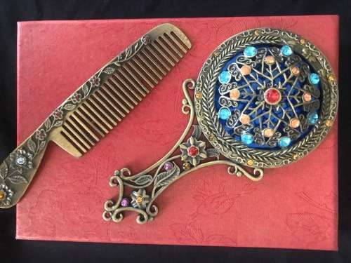 HAND MIRROR AND COMB SET IN GIFT BOX -  ( Custom Jewellery )  -    Perfect gift  !!!!