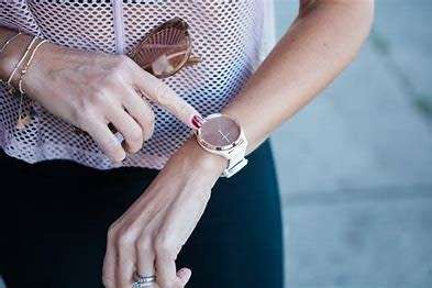 GARMIN WATCH VIVOMOVE HR SMARTWATCH - Rose Gold with White Silicone Strap and original charger