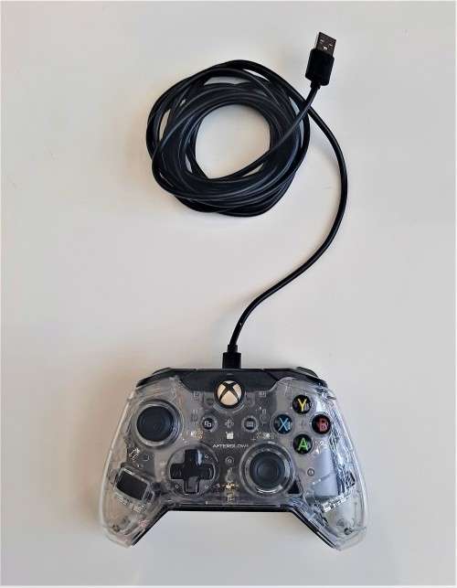 XBOX ONE CONSOLE + SEE-THROUGH CONTROLLER + ALL CABLES !!!