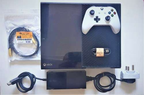 XBOX ONE CONSOLE +  + MINT CONDITION WIRELESS CAMO CONTROLLER + CABLES!