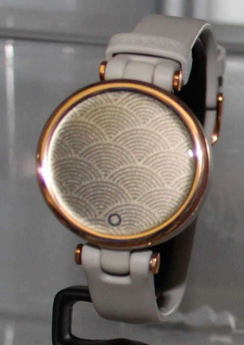 GARMIN Lily Rose Gold Bezel with Light Sand Case, Silicone Band, original Charger * SHOP DEMO *