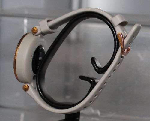 GARMIN Lily Rose Gold Bezel with Light Sand Case, Silicone Band, original Charger * SHOP DEMO *