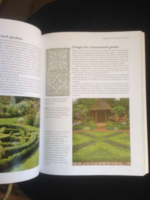 THE COMPLETE BOOK OF HERBS AND SPICES, SARAH GARLAND, R85