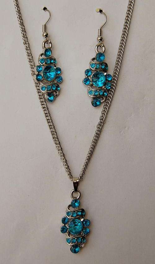 PRETTY TURQUOISE COLOURED  NECKLACE AND EARRINGS
