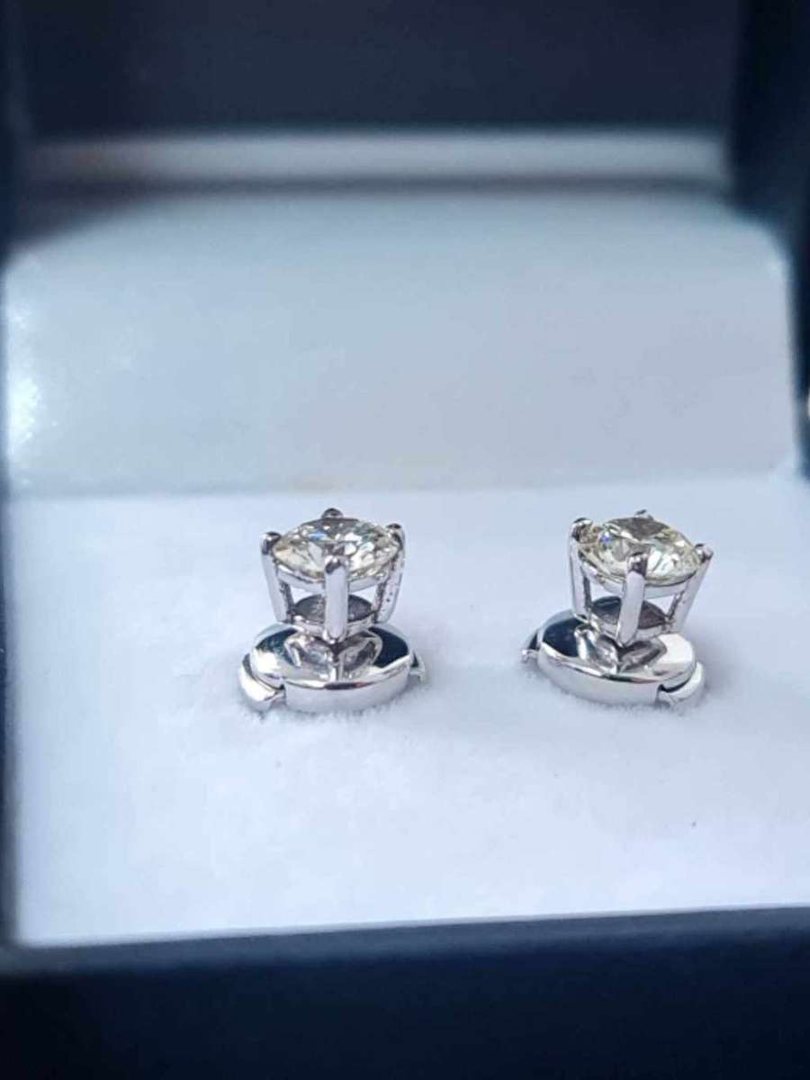 18ct White Gold Diamond 1.1CT Stud Earrings - Evaluation RR65 700