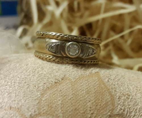 BEAUTIFUL 9CT GOLD LADIES RING WITH CUBIC ZIRCONIA STONES. SOLID AND HEAVY