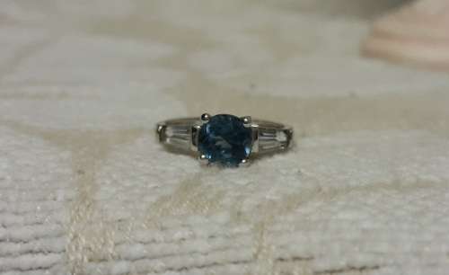 new gold listing~ stunning ladies 9ct white gold ring with blue stone and clear side stones