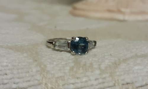 new gold listing~ stunning ladies 9ct white gold ring with blue stone and clear side stones