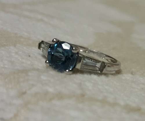 new gold listing~ stunning ladies 9ct white gold ring with blue stone and clear side stones