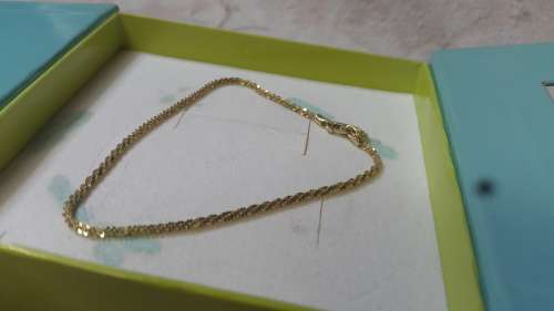 LADIES 9CT GOLD BRACELET AS GOOD AS NEW IN BOX 19CM